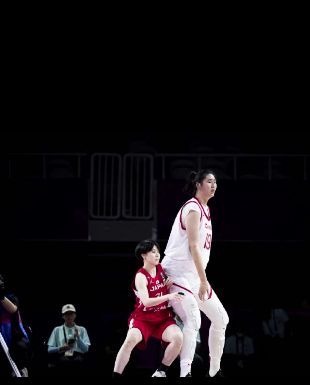 世界名画！和张子宇卡位的日本女篮球员